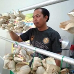 Pudak mini dipajang untuk dijual. foto: SYUHUD/ BANGSAONLINE