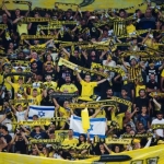 Penggemar Beitar Jerusalem di Teddy Stadium di Yerusalem pada 2016. Kredit: Abir Sultan / EPA, via Shutterstock