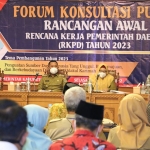 Bupati Gresik, Fandi Akhmad Yani, didampingi wakilnya bersama sekda dan kepala bappeda saat Forum Konsultasi Publik Ranwal RKPD 2023. Foto: SYUHUD/ BANGSAONLINE