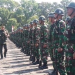 Komandan Rindam V Brawijaya, Kolonel Inf Dedy Suryadi Senin (22/4) memeriksa peserta Diktukba TNI AD tahun Ajaran 2019.
