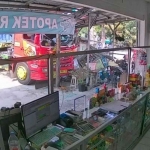 Truk Hino usai menabrak dua mobil dan 2 gerobak PKL di Blitar.