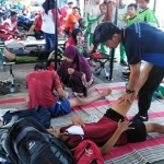 Beberapa peserta tampak sedang ditangani tim medis.