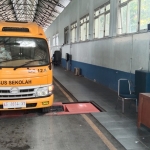 Bus sekolah saat diuji kelaikan jalan oleh petugas Dishub Ngawi.