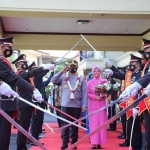 Prosesi pedang pora mewarnai pelepasan pucuk pimpinan tertinggi Polresta Banyuwangi di halaman Mapolresta Banyuwangi, Jumat (18/6/2021). (foto: ist)