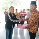 Ketua Pengurus Perseba Abdul Latif Imron menyerahkan berkas pengurus kepada Manajer Perseba Fauzan Jakfar di pendopo, Jum
