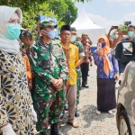 Bupati Tantri saat mengecek pintu masuk Kabupaten Probolinggo.