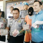 Kapolres Banyuwangi AKBP Agus Yulianto bersama Kasatreskrim AKP Dewa Putu dan Kasubaghumas AKP Bakin saat menggelar barang bukti.
