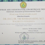 Piagam penghargaan dari Himpunan Ahli Kesehatan Lingkungan (HAKLI).