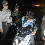 TERTANGKAP BASAH: Tim Muspika Sedati memeriksa pasangan diduga mesum di lahan kosong di Desa Sedati Gede Kecamatan Sedati, Kamis (2/6) malam. foto: MUSTAIN/ BANGSAONLINE