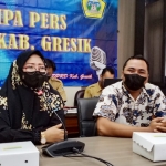 Wakil Ketua DPRD Gresik Nur Saidah didampingi Mega Bagus Saputra dan Muchammad Zaifudin (Komisi IV) saat memberikan keterangan pers. foto: SYUHUD/ BANGSAONLINE