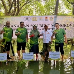 Direktur Utama PT GCS, Awang Djohan Bachtiar (dua dari kiri) bersama Kepala Dinas LH Gresik Sri Subaidah, saat tanam bibit mangrove di BMC Ujungpangkah, Gresik. Foto: Ist.