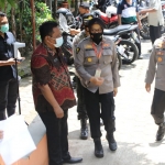 Kabiddokkes Polda Jatim, Kombes Pol Erwinn Zainul Hakim, didampingi Kapolres Nganjuk, AKBP Boy Jeckson Situmorang, saat berada di lokasi pelatihan Siaga Bencana.