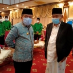 Gubernur Jambi Dr H Al Haris  (kiri) dan Prof Dr KH Asep Saifuddin Chalim, MA (kanan) foto bersama seusai pelantikan PW Pegunu Jambi di Rumah Dinas Gubernur Jambi, Rabu (12/1/2022) malam. Foto: MMA/ BANGSAONLINE.com