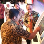 Uji coba layanan Anjungan Dukcapil Mandiri (ADM) saat launching di Grand City, Surabaya. Dengan mesin ini, cetak KTP, KK, dan Akta tak sampai 2 menit.