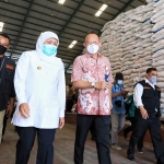 Gubernur Khofifah meninjau gudang Perum Bulog Sub Divre Surabaya Utara di Buduran, Sidoarjo, Kamis (25/3/2021) siang.