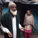 Mohammad Sharif (74) dan istrinya, di depan gubuk mereka di Kanpur, Uttar Pradesh. Putra mereka, Mohammad Raees, ditembak mati polisi. foto: Shaikh Azizur Rahman / The Guardian
