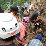 Tim SAR gabungan saat mengevakuasi jasad korban. foto: Ist