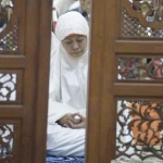 Gubernur Jatim, Khofifah Indar Parawansa melaksanakan salat hajat di Gedung Negara Grahadi untuk mendoakan para siswa SMA, SMK dan MA di Jatim agar ujiannya lancar dan lulus. foto: ist