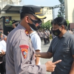 Kabagops Polresta Sidoarjo Kompol Trie Sis Biantoro saat memimpin langsung jalannya apel.