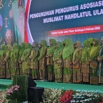 Ketua Umum Dewan Pembina PP Muslimat NU, Khofifah Indar Parawansa melantikan Asosiasi Profesor Muslimat NU. Foto: Devi Fitri Afriyanti/Bangsaonline.