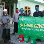 MWCNU Pragaan saat menyalurkan bantuan masker dan alat cuci tangan kepada Ranting NU untuk dibagikan ke masjid.