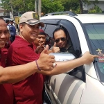 Kajari Kabupaten Pasuruan menyalami Ketua Koordinator Kompak. foto: SUPARDI/ BANGSAONLINE