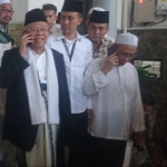 KH Ma’ruf Amin saat keluar usai pertemuan. foto: soffan soffa/bangsaonline