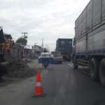 Kendaraan bertonase berat melintas di wilayah Gresik. foto: syuhud/ bangsaonline