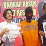 Tersangka dan barang bukti foto korban yang luka-luka