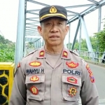 Kapolsek Kandangan, Iptu Wahyu Hariadi, saat berada di Jembatan Kandangan. Foto: Ist