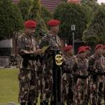 Komandan Jenderal (Danjen) Kopassus Mayjen TNI Agus Sutomo didampingi Wakil Menteri Pertahanan Sjafrie Sjamsoedin menganugerahkan Brevet Komando Kehormatan kepada Putera Mahkota Brunei Darussalam Paduka Seri Pengiran Muda Mahkota Jenderal Pengiran Muda Haji Al-Muhtadee Billah dalam suatu upacara militer bertempat di Mako Kopassus Cijantung, Sabtu (3/5/2014).