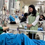 Pasien saat dilayani petugas dari BPJS Kesehatan.