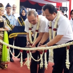 Dirjen Imigrasi Ronny F. Sompie (kanan) saat mendampingi Irjen Kemenkumham Jhoni Ginting, memotong pita peresmian Kantor Imigrasi Kediri, Kamis (23/1/2020). foto: MUJI HARJITA/ BANGSAONLINE