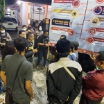 Puluhan warga ketika mendatangi kantor KPU Gresik di Jalan Dr. Wahidin S.H.. foto: ist.