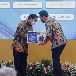 Bupati Pamekasan H. Baddrut Tamam saat menerima penghargaan kategori pojok baca digital (pocadi) dari Perpustakaan Nasional Republik Indonesia di Gedung Negara Grahadi, Sabtu (17/4/2022).