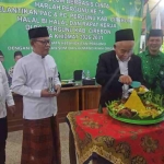 Prof Dr KH Asep Saifuddin Chalim, MA, memotong tumpeng seusai pelantikan PC dan PAC Pergunu se-Kabupaten Cirebon di Pendopo Kabupaten Cirebon,   Selasa (14/4/2026). Potong tumpeng itu dalam rangka HUT Pergunu. Foto: MMA/bangsaonline