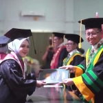 Rektor IIKNU Tuban, Miftahul Munir saat mewisuda salah seorang mahasiswi di prosesi wisuda ke VII