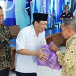 Bacagub dari Partai Demokrat, Nurwiyatno saat membagikan bingkiasan sembako kepada masyarakat Pacitan. foto: cak nur for BO