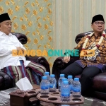 Prof Dr KH Asep Saifuddin Chalim, MA. saat menerima Wakil Ketua MPR RI, Yandri Santoso, di Guest House Institut Pesantren KH Abdul Chalim, Pacet Mojokerto, Ahad (26/3/2023). Foto: M Mas