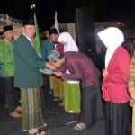 SELAMAT: Santri Ponpes Al Hidayah menerima hadiah dari Bupati Tuban, H. Fathul Huda. foto: AHMAD/ BANGSAONLINE