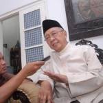 Gus Solah memberikan keterangan usai pertemuan dengan MWC NU se-kabupaten Jombang. foto: rony suhartomo/BANGSAONLINE
