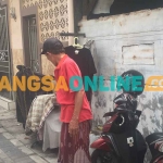 Korban ketika menunjukkan lokasi hilangnya motor. Foto: RUSMISYANTO/BANGSAONLINE