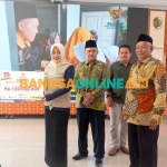 Wakil Ketua II Basnaz Jatim, KH Ahsanul Haq, ketika menyerahkan bantuan secara simbolis kepada Bupati Mojokerto, Ikfina Fahmawati. Foto: ROCHMAT SAIFUL ARIS/BANGSAONLINE