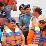 Wabup Timbul saat menyusuri pantai sepanjang wilayah Kabupaten Probolinggo bersama pihak-pihak terkait.