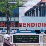 Kantor Dinas Pendidikan Sampang di Jl. Jaksa Agung Suprapto No. 77.