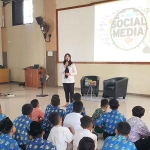 Edukasi bijak bermedia sosial saat MPLS di SMP Al Islam, Sidoarjo.