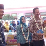 Bupati Ponorogo Ipong Muchlissoni didampingi Kepala Desa Sidoharjo, Parnu, melihat hasil produk potensi desa.