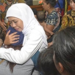 Gubernur Jawa Timur Khofifah Indar Parawansa memeluk salah seorang ibu perantau yang baru pulang dari Wamena saat melepas kepulangan seluruh perantau asal Jatim dari Wamena ke kampung halamannya masing-masing, Kamis (17/10/2019). foto: Istimewa/ BANGSAONLINE.com