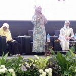 Wakil Ketua DPRD Gresik, Nur Saidah (tengah berdiri), saat menjadi pembicara dalam seminar di Muswil ke XII Nasyiatul Aisyiyah Jatim. Foto: Ist
