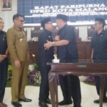 Wali Kota Malang Sutiaji saat bersalaman dengan Ketua DPRD Kota Malang Sutiaji usai mengikuti sidang paripurna pengesahan tiga Raperda di lantai tiga gedung DPRD Kota Malang, Senin (25/11). foto: IWAN IRAWAN/ BANGSAONLINE